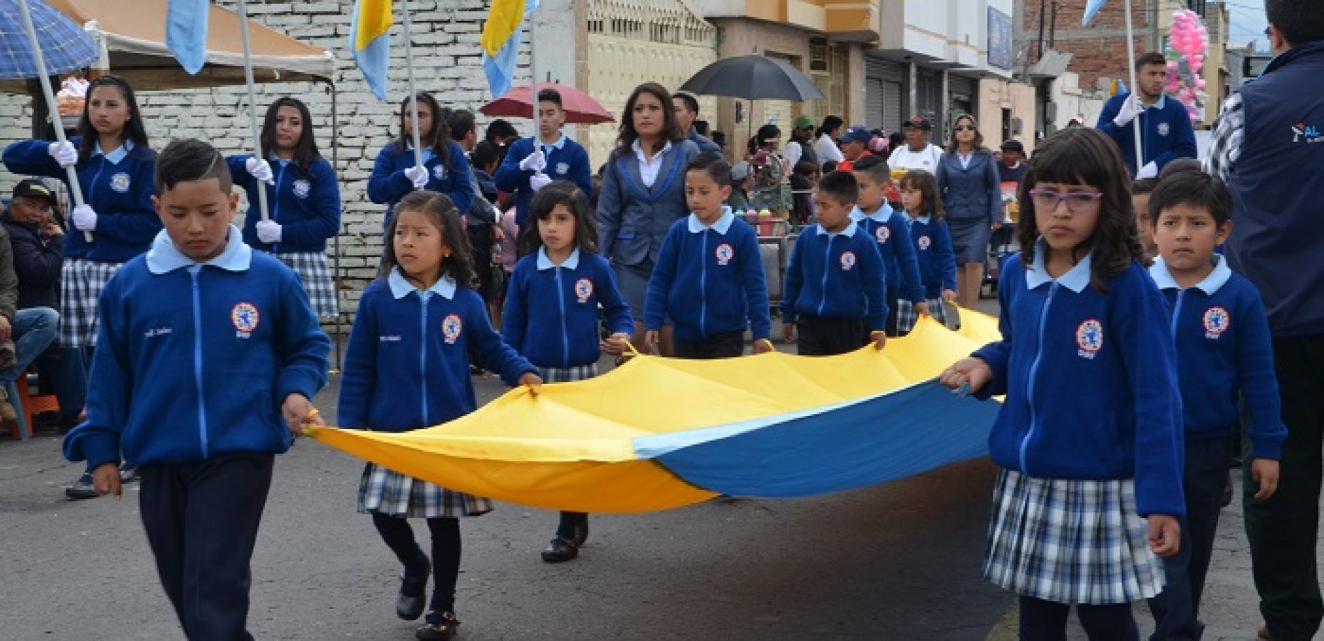 LA JUVENTUD PRESENTA SALUDO A LATACUNGA CON DESFILE CÍVICO (VIDEO)