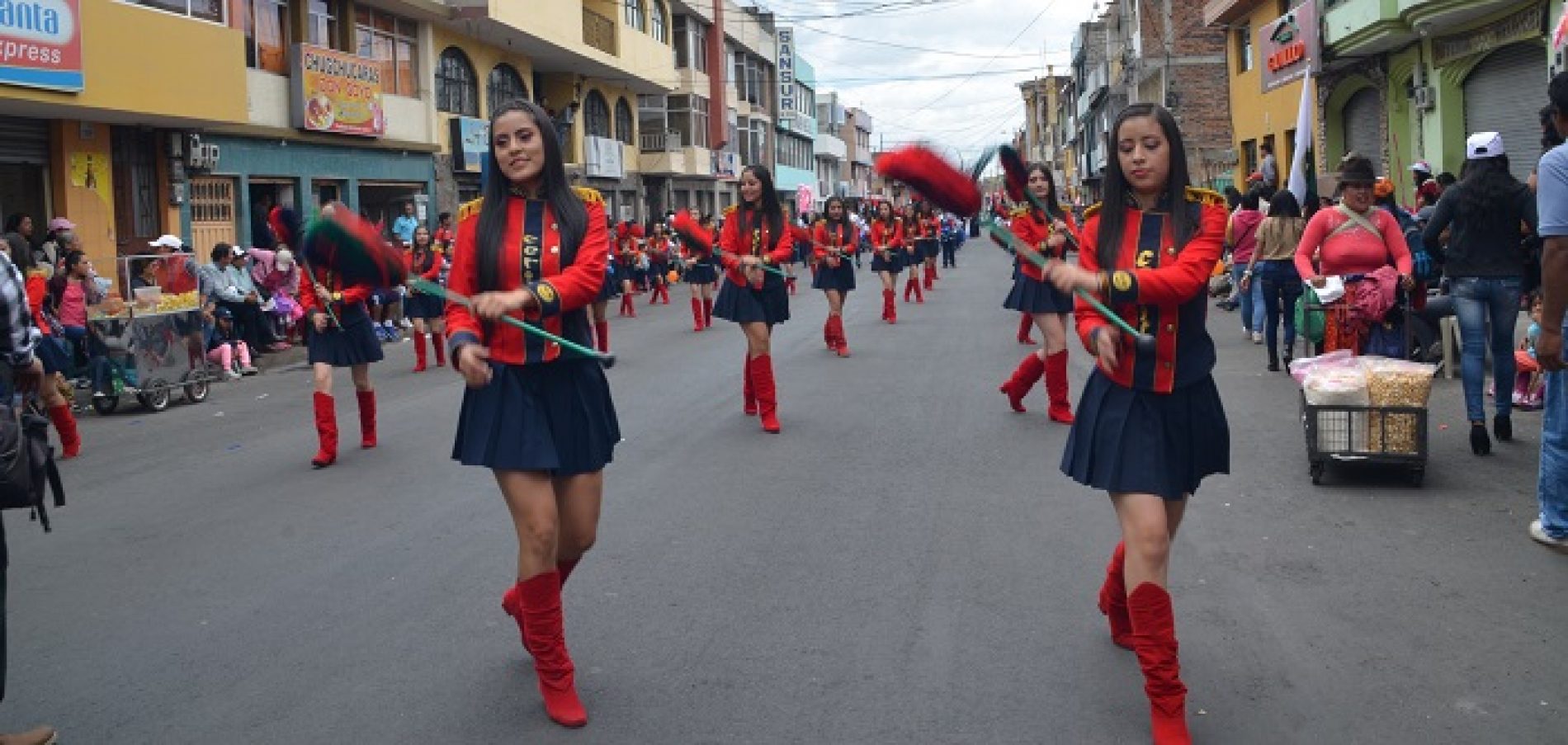 LA JUVENTUD PRESENTA SALUDO A LATACUNGA CON DESFILE CÍVICO (VIDEO)