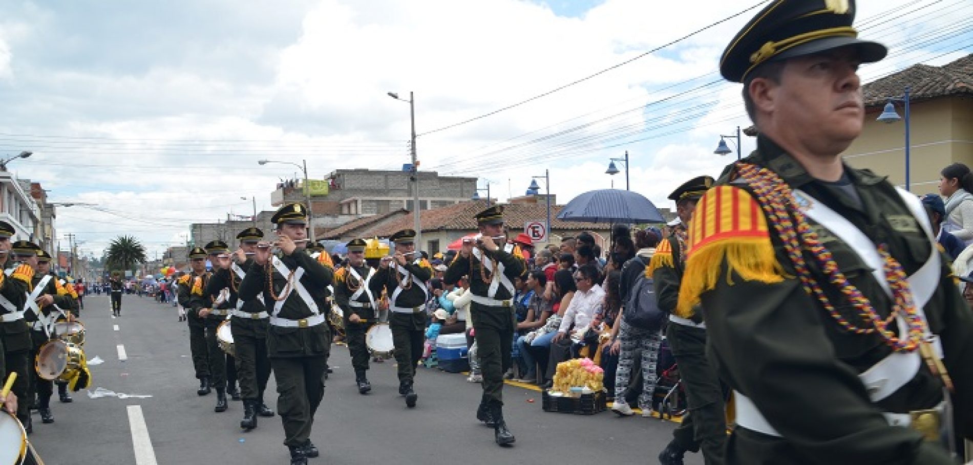 LA JUVENTUD PRESENTA SALUDO A LATACUNGA CON DESFILE CÍVICO (VIDEO)