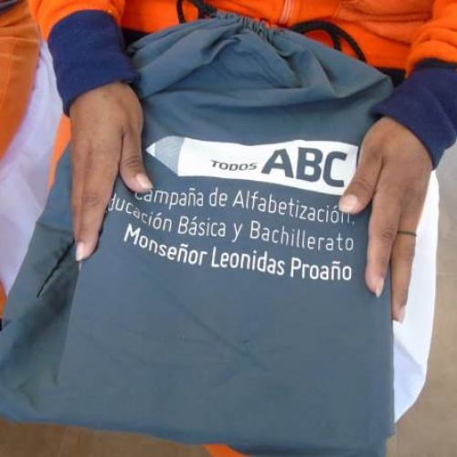 MINISTERIO DE EDUCACIÓN ENTREGÓ KITS ESCOLARES EN EL CENTRO DE REHABILITACIÓN SOCIAL COTOPAXI