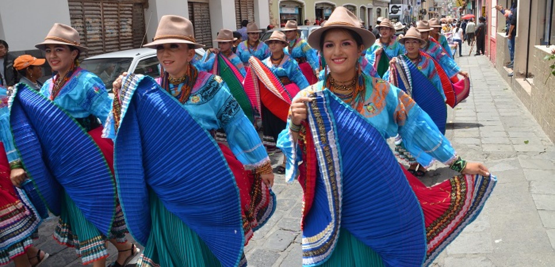 SEGUNDO FESTIVAL DE LAS FLORES  Y CULTURA VIVA DE COTOPAXI TUVO LATACUNGA (VIDEO)