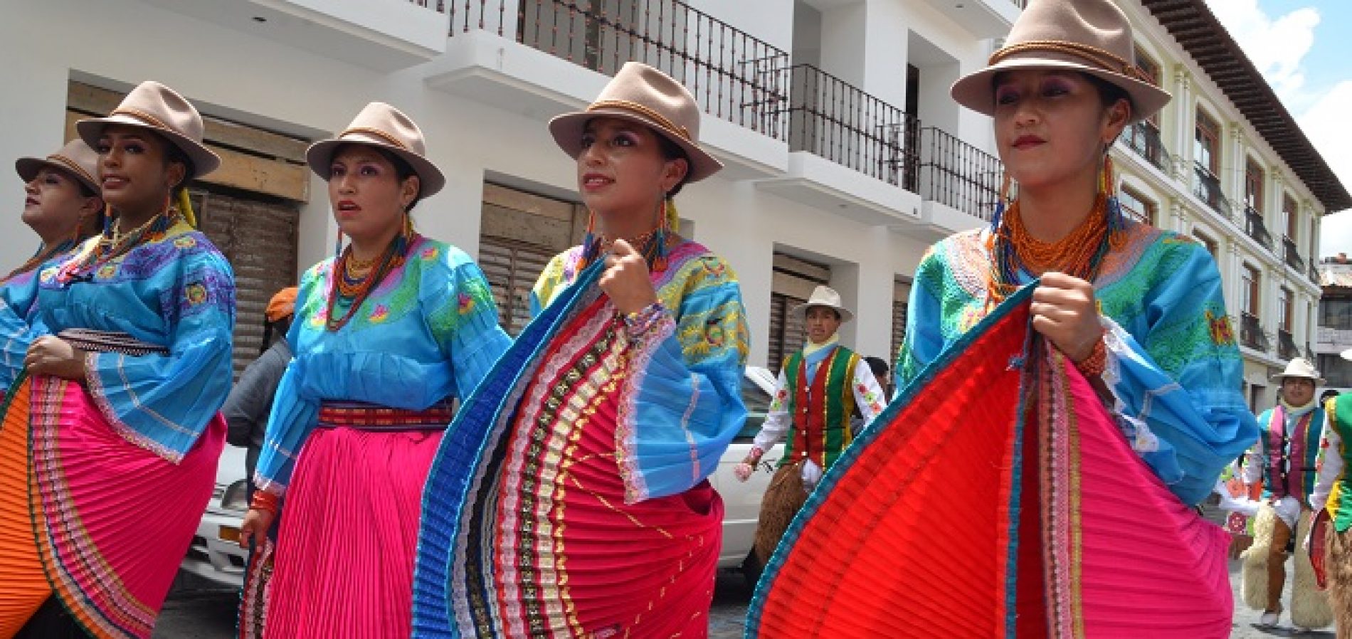 SEGUNDO FESTIVAL DE LAS FLORES  Y CULTURA VIVA DE COTOPAXI TUVO LATACUNGA (VIDEO)