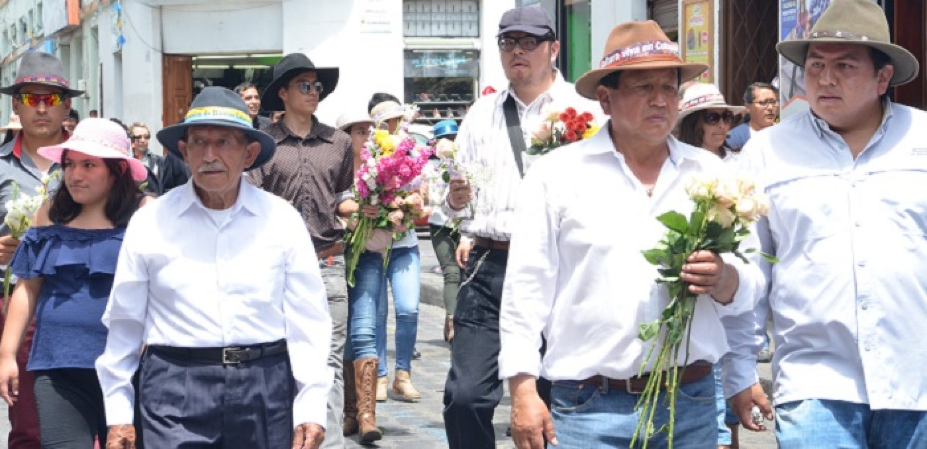 SEGUNDO FESTIVAL DE LAS FLORES  Y CULTURA VIVA DE COTOPAXI TUVO LATACUNGA (VIDEO)