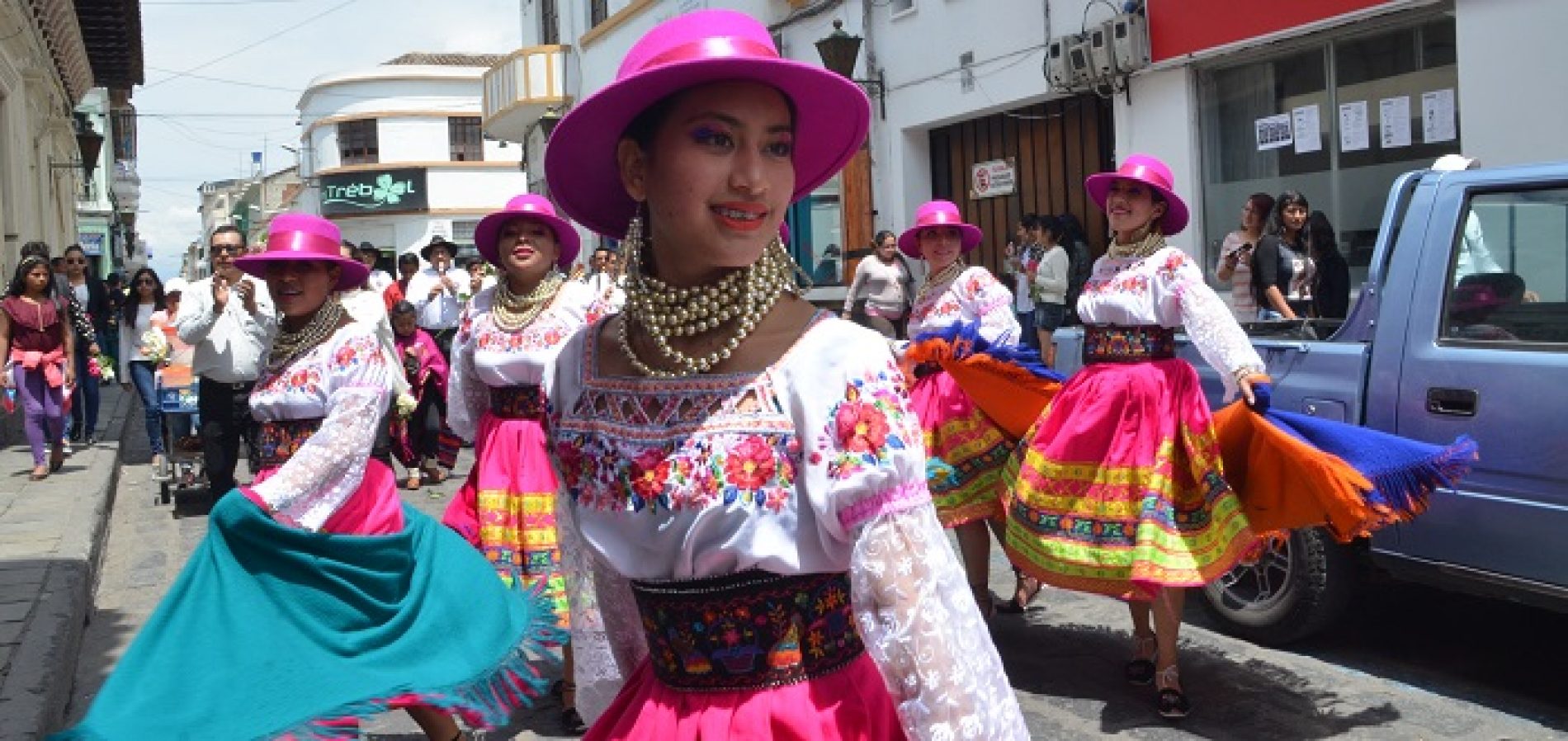 SEGUNDO FESTIVAL DE LAS FLORES  Y CULTURA VIVA DE COTOPAXI TUVO LATACUNGA (VIDEO)