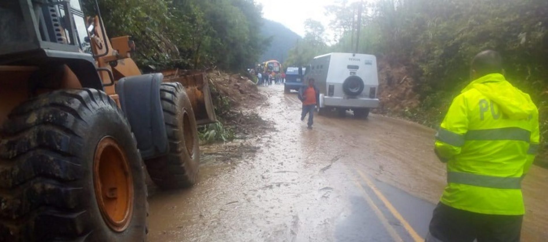 VÍA BAÑOS  – PUYO CON DESLIZAMIENTOS DE TIERRA, TRANSITAR CON PRECAUCIÓN