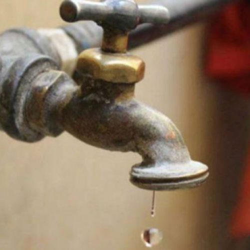 NUEVO CORTE DE AGUA VIVEN BARRIOS DE LATACUNGA POR ROTURA DE TUBERÍA