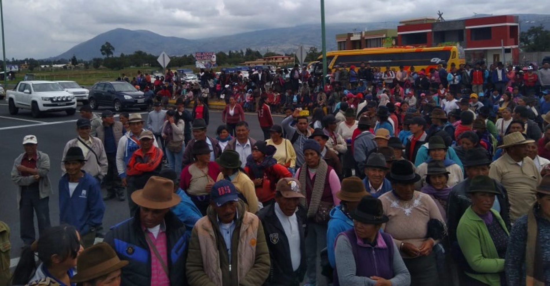 CAMPESINOS Y AGRICULTORES SE TOMARON LA PLAZA EL SALTO PARA EXIGIR RESPUESTAS AL GOBIERNO
