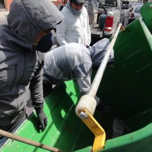 CONTENEDORES DE BASURA DEL CANTÓN SAQUISILÍ FUERON LAVADOS Y DESINFECTADOS