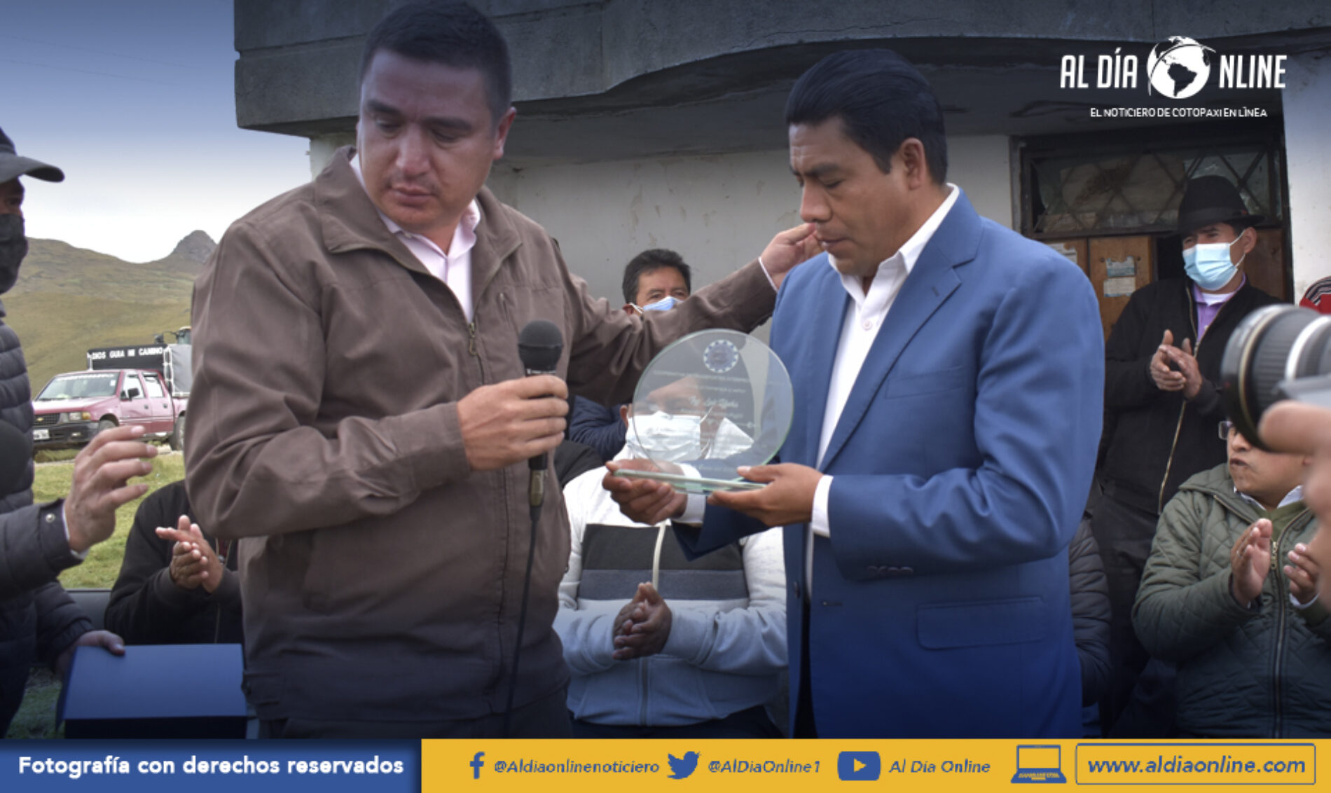 GAD PUJILÍ COLOCA PRIMERA PIEDRA EN VÍA APAHUA-ANGAMARCA Y HASTA FINAL DE AÑO SE INVERTIRÁ 2 MILLONES DÓLARES (VIDEO)
