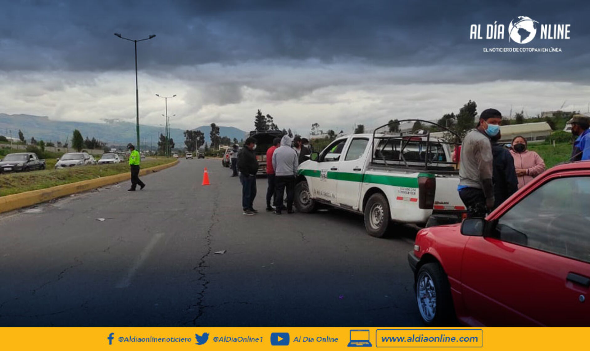 TRIPLE CHOQUE EN LA VIA SAQUISILÍ E35 DEJA DAÑOS MATERIALES Y PERSONAS CON POLITRAUMATISMOS.