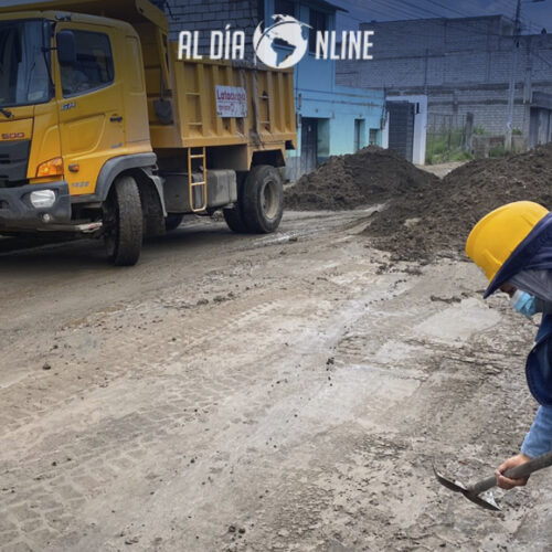 GAD. LATACUNGA DESPLIEGA  MAQUINARIA PARA LA LIMPIEZA Y HABILITACIÓN DE LAS VÍAS AFECTADAS POR LA LLUVIA EN VARIOS SECTORES DE LA CIUDAD
