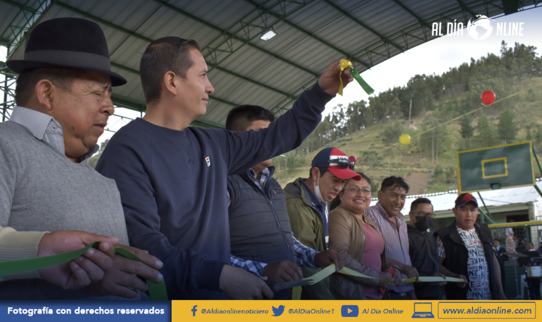 BARRIO EL TEJAR DE SAQUISILÍ RECIBE CUBIERTA DE ESCENARIO DEPORTIVO DE MANOS DE LA MUNICIPALIDAD (VIDEO)
