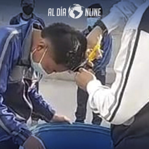 POR CORTAR EL CABELLO DE ESTUDIANTES, DOCENTE DESTITUIDO DE UNA UNIDAD EDUCATIVA DE LATACUNGA. (VIDEO)