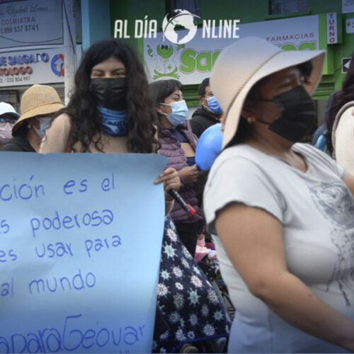 MARCHA PACÍFICA EN APOYO A DOCENTE DESVINCULADO DE LA UNIDAD EDUCATIVA RAMÓN BARBA NARANJO.