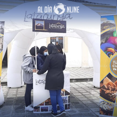 STAND INFORMATIVO PARA PROMOCIONAR A LATACUNGA SE ENCUENTRAN EN LA PLAZOLETA SANTO DOMINGO. (VIDEO)