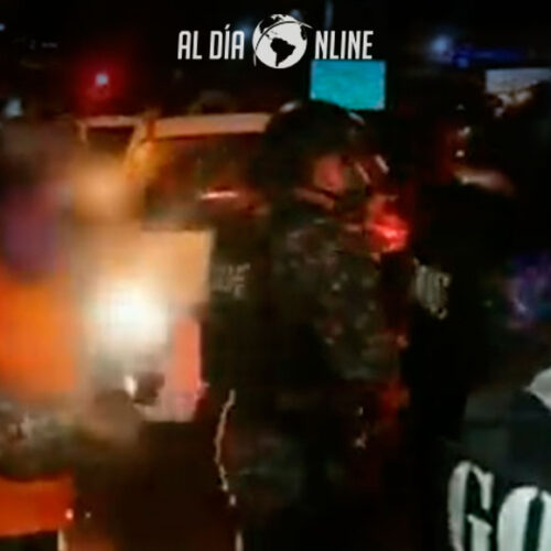 EN AVIÓN MILITAR, REOS CONSIDERADOS LÍDERES DE BANDAS QUE OPERAN EN CÁRCEL DE CUENCA ARRIBAN A GUAYAQUIL