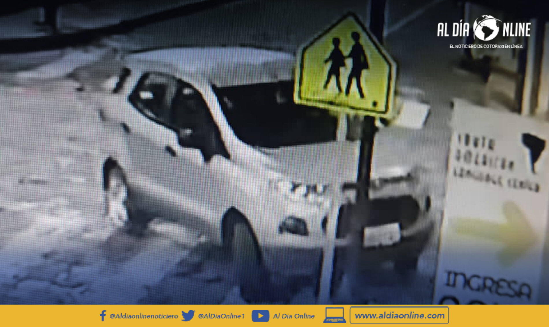 CONDUCTOR INVADE VÍA E IMPACTA CON SEMÁFORO EN CENTRO DE LATACUNGA COMO RESULTADO DAÑO AL BIEN PÚBLICO (VIDEO)