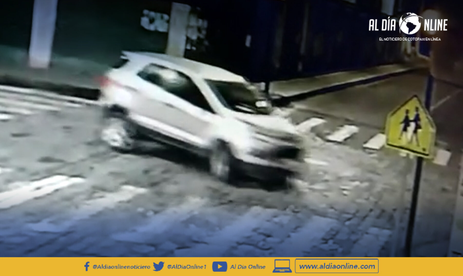 CONDUCTOR INVADE VÍA E IMPACTA CON SEMÁFORO EN CENTRO DE LATACUNGA COMO RESULTADO DAÑO AL BIEN PÚBLICO (VIDEO)