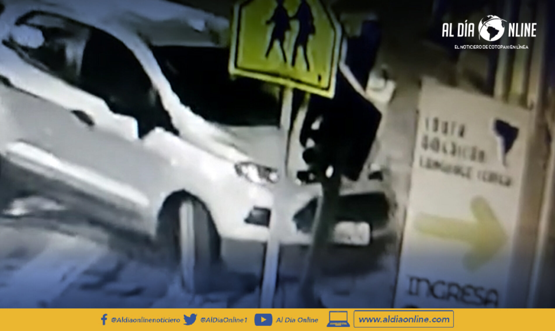 CONDUCTOR INVADE VÍA E IMPACTA CON SEMÁFORO EN CENTRO DE LATACUNGA COMO RESULTADO DAÑO AL BIEN PÚBLICO (VIDEO)