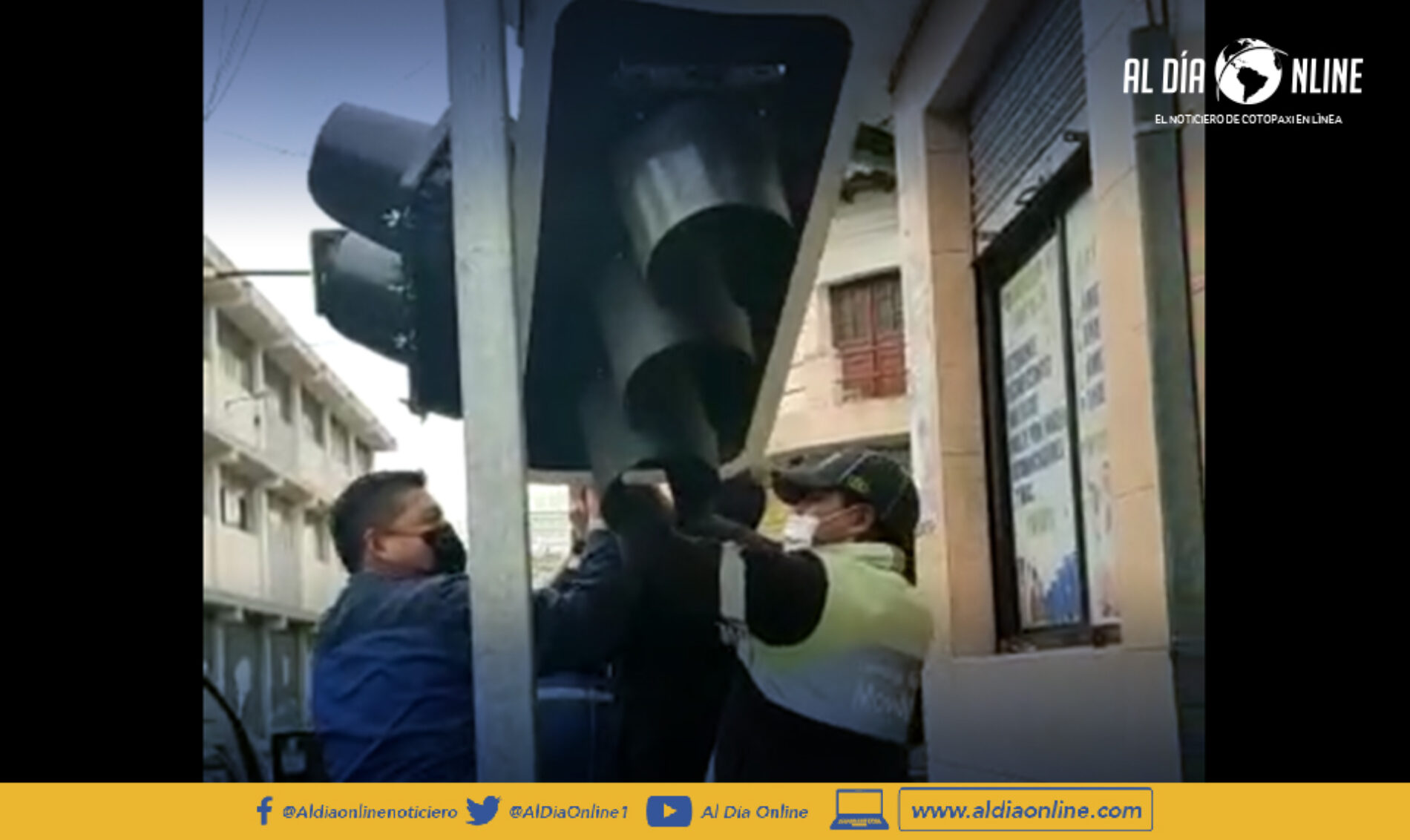 CONDUCTOR INVADE VÍA E IMPACTA CON SEMÁFORO EN CENTRO DE LATACUNGA COMO RESULTADO DAÑO AL BIEN PÚBLICO (VIDEO)