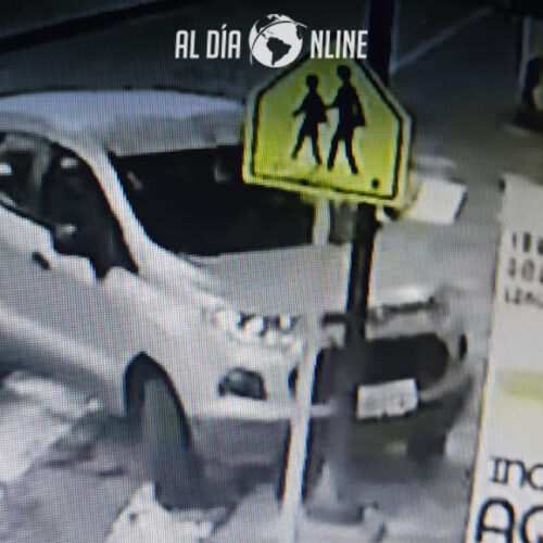 CONDUCTOR INVADE VÍA E IMPACTA CON SEMÁFORO EN CENTRO DE LATACUNGA COMO RESULTADO DAÑO AL BIEN PÚBLICO (VIDEO)