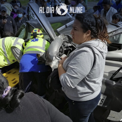 TRAILER IMPACTA A DOS VEHICULOS Y UN PEATON SE SALVA DE UNA MUERTE SEGURA EN LA ARGENTINA-SALCEDO (VIDEO)