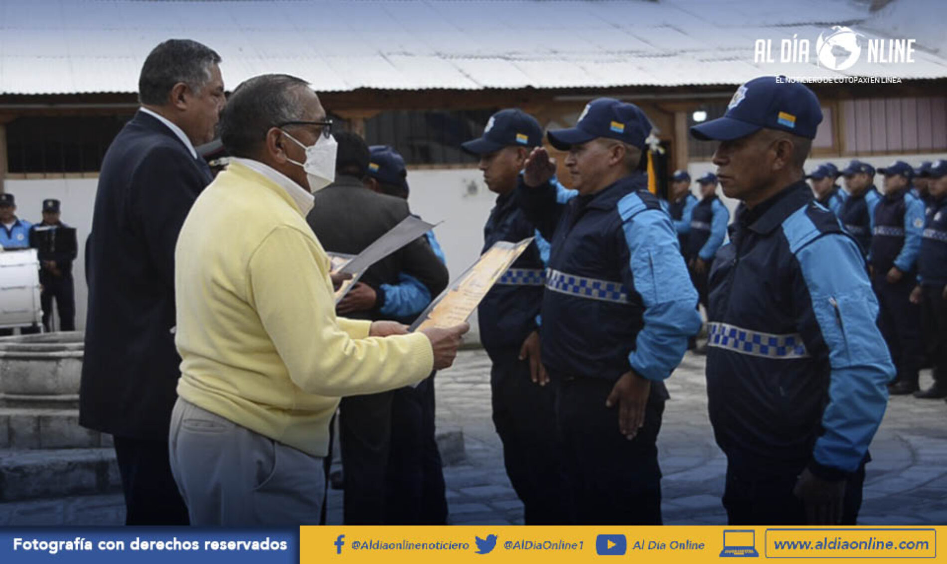 MUNICIPIO DE LATACUNGA RINDIÓ HOMENAJE A POLICÍAS MUNICIPALES QUE CUMPLIERON 15, 20, 25 Y 30 AÑOS DE SERVICIO. (VIDEO)