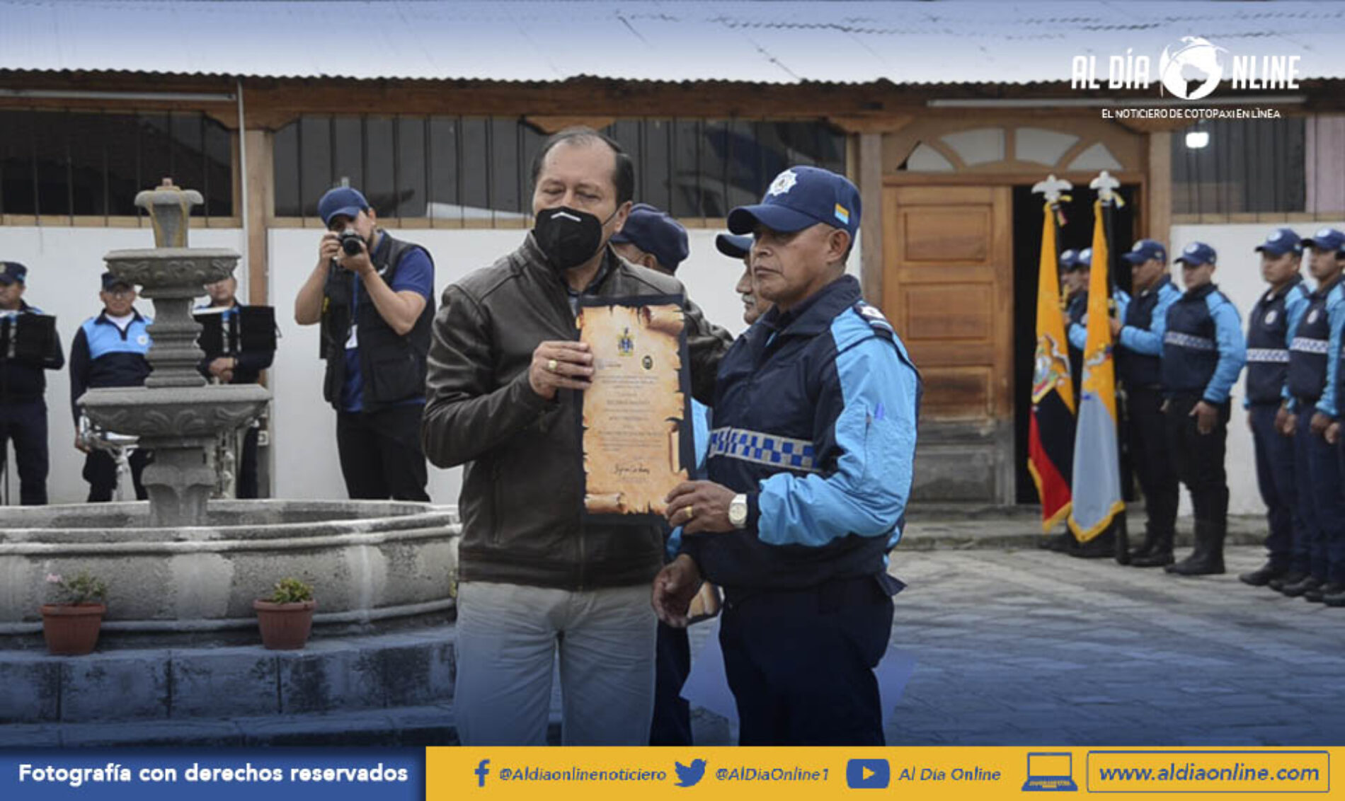 MUNICIPIO DE LATACUNGA RINDIÓ HOMENAJE A POLICÍAS MUNICIPALES QUE CUMPLIERON 15, 20, 25 Y 30 AÑOS DE SERVICIO. (VIDEO)