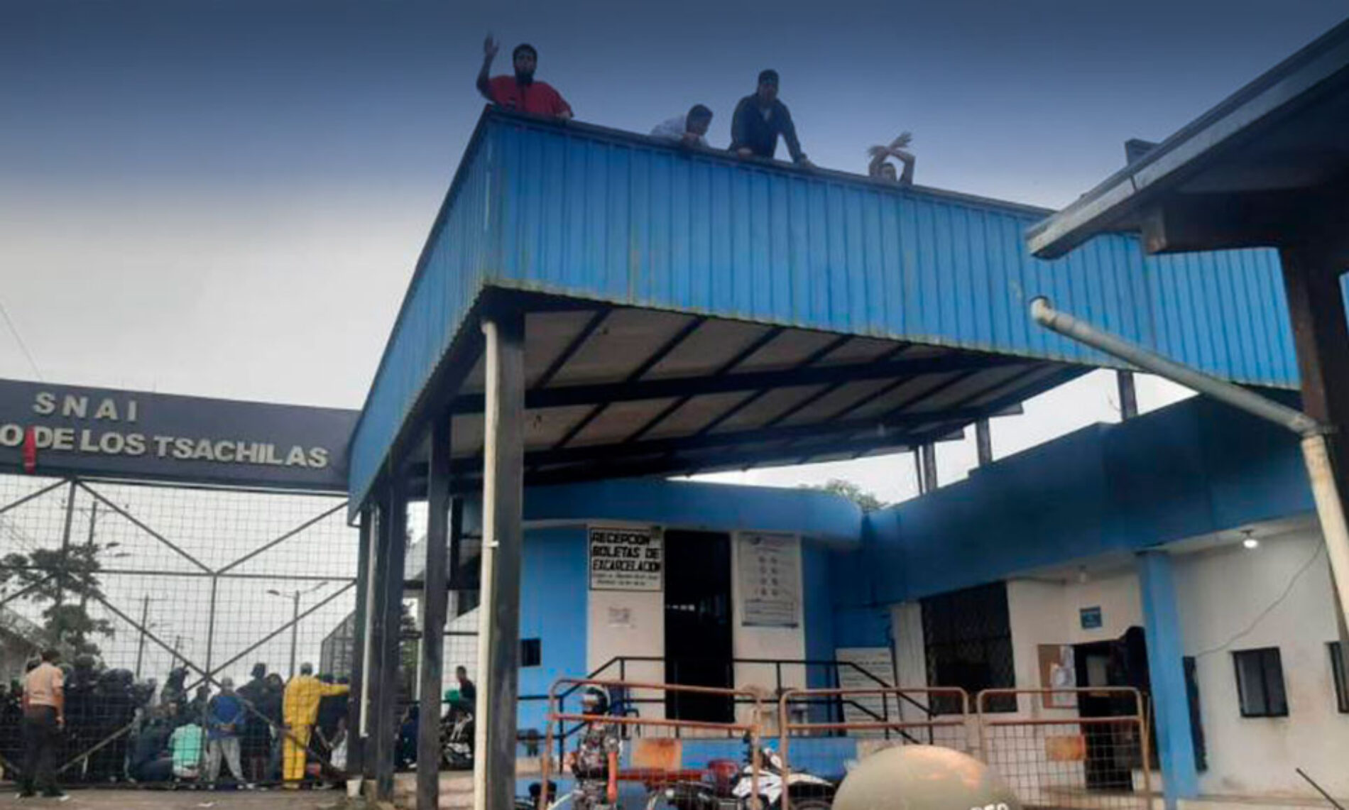 UN GRUPO DE REOS SE SUBIÓ AL TECHO DE LA CÁRCEL DE SANTO DOMINGO