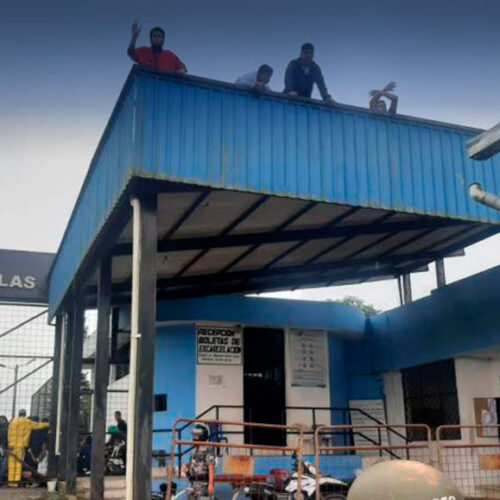 UN GRUPO DE REOS SE SUBIÓ AL TECHO DE LA CÁRCEL DE SANTO DOMINGO