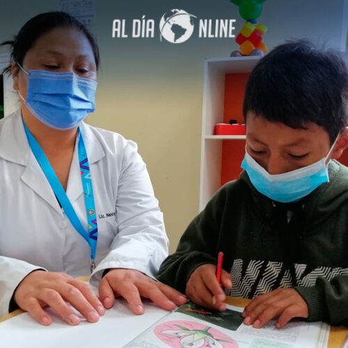 AUTORIDADES EDUCATIVAS VISITARON AULA HOSPITALARIA DE AMBATO