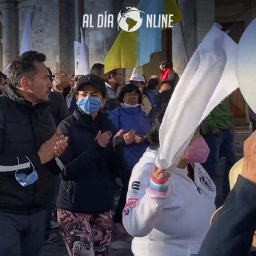 MARCHA Y CONTRA MARCHA, BANDERAS ROJAS Y BANDERAS BLANCAS SE CRUZAN EN LATACUNGA (VIDEO)