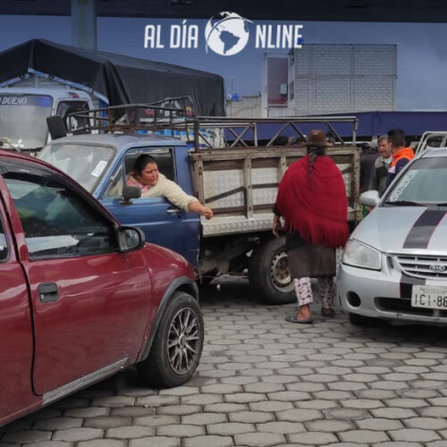 JATARISHUN Y SINDICATO DE CHOFERES DE SAQUISILÍ “ALIVIARON” EN ALGO LA FALTA DE COMBUSTIBLE (VIDEO)