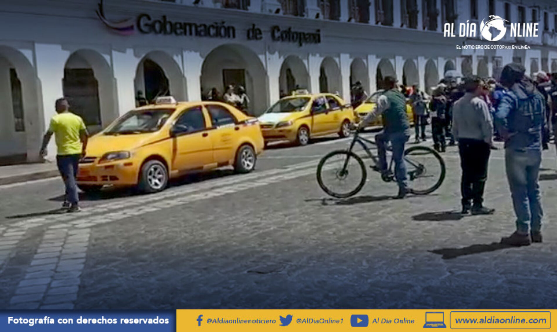 TAXIS DE COTOPAXI SE UNEN A MOVILIZACIONES Y EXIGEN COSTO DE GASOLINA EXTA A $2,10 (VIDEO)