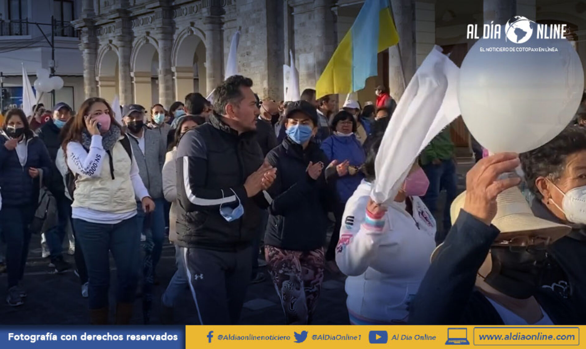 LATACUNGA VIVIÓ MARCHAS Y CONTRA MARCHAS EN EL DÉCIMO DÍA DE MOVILIZACIONES (VIDEO)