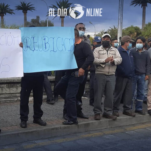 TRABAJADORES DEL GADM LATACUNGA REALIZARON PLANTÓN AL EXTERIOR DEL PALACIO MUNICIPAL. (VIDEO)