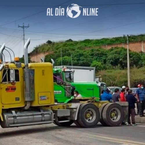 TRANSPORTE PESADO SE UNE A MOVILIZACIÓN Y BLOQUEA PANAMERICANA SUR