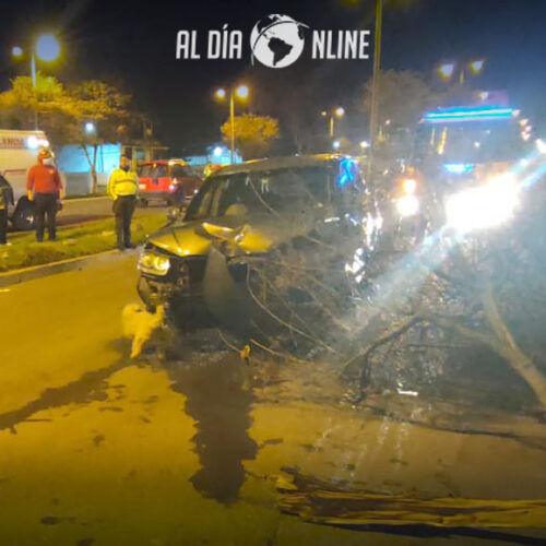 SINIESTRO DE TRÁNSITO DEJA DAÑOS MATERIALES EN EL SECTOR DE EL NIÁGARA
