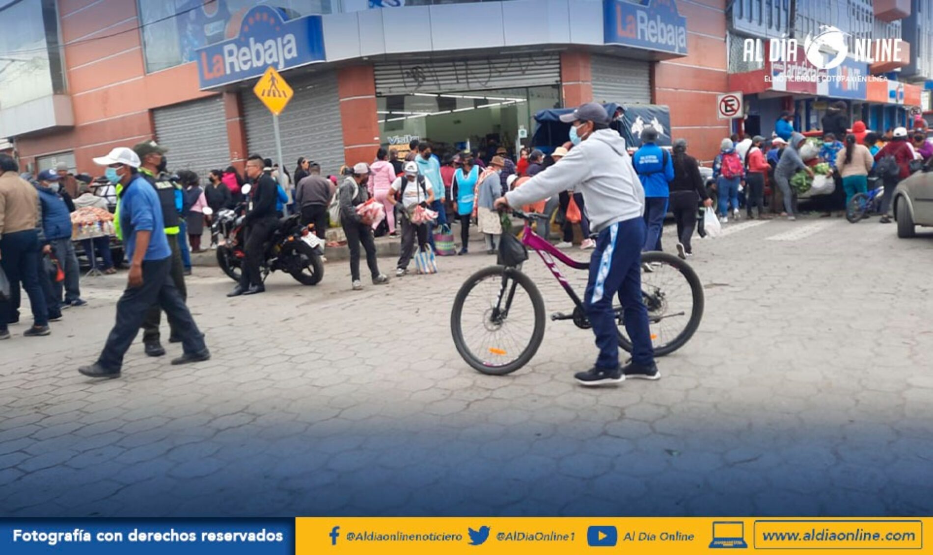FERIA IMPROVISADA SE REALIZÓ EN LA AVENIDA AMAZONAS. (VIDEO)