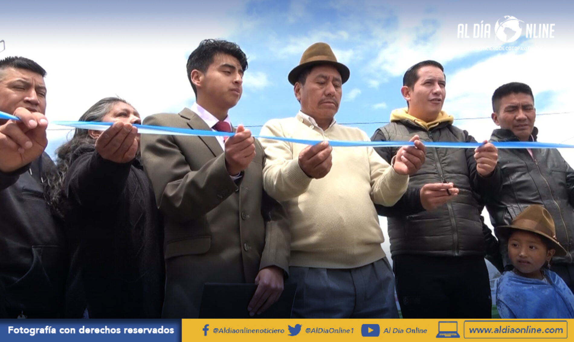 MUNICIPALIDAD DE  SAQUISILÍ ENTREGÓ CANCHA SINTÉTICA A MORADORES DEL BARRIO CENTRAL NARVÁEZ (VIDEO)