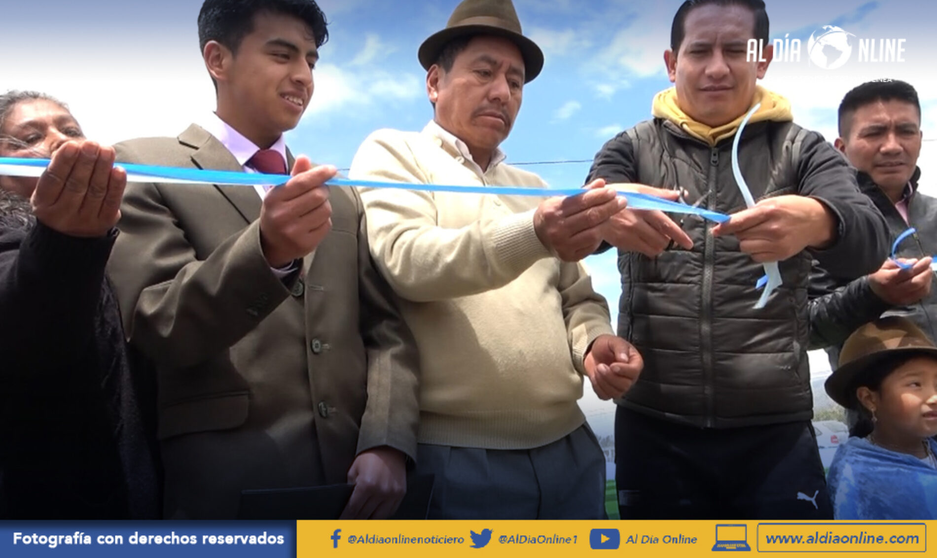 MUNICIPALIDAD DE  SAQUISILÍ ENTREGÓ CANCHA SINTÉTICA A MORADORES DEL BARRIO CENTRAL NARVÁEZ (VIDEO)