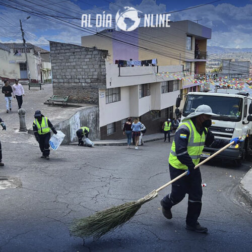 POR FESTIVIDADES EPAGAL EJECUTA OPERATIVOS DE LIMPIEZA EN CALLES DE LATACUNGA.(VIDEO)