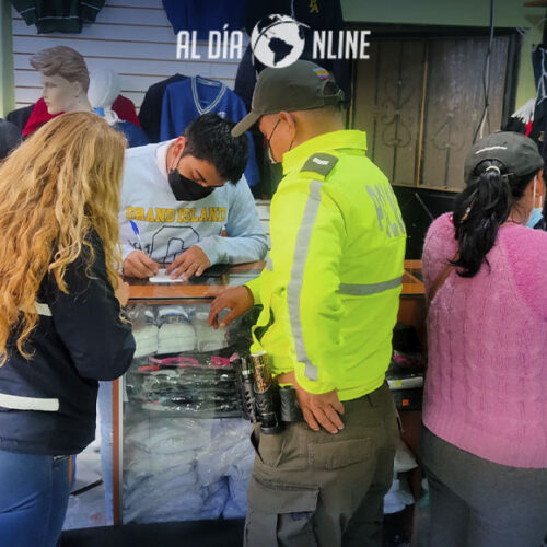 COMISARÍA DE LATACUNGA EJECUTA CONTROL DE PRECIOS DE ÚTILES Y UNIFORMES. (VIDEO)