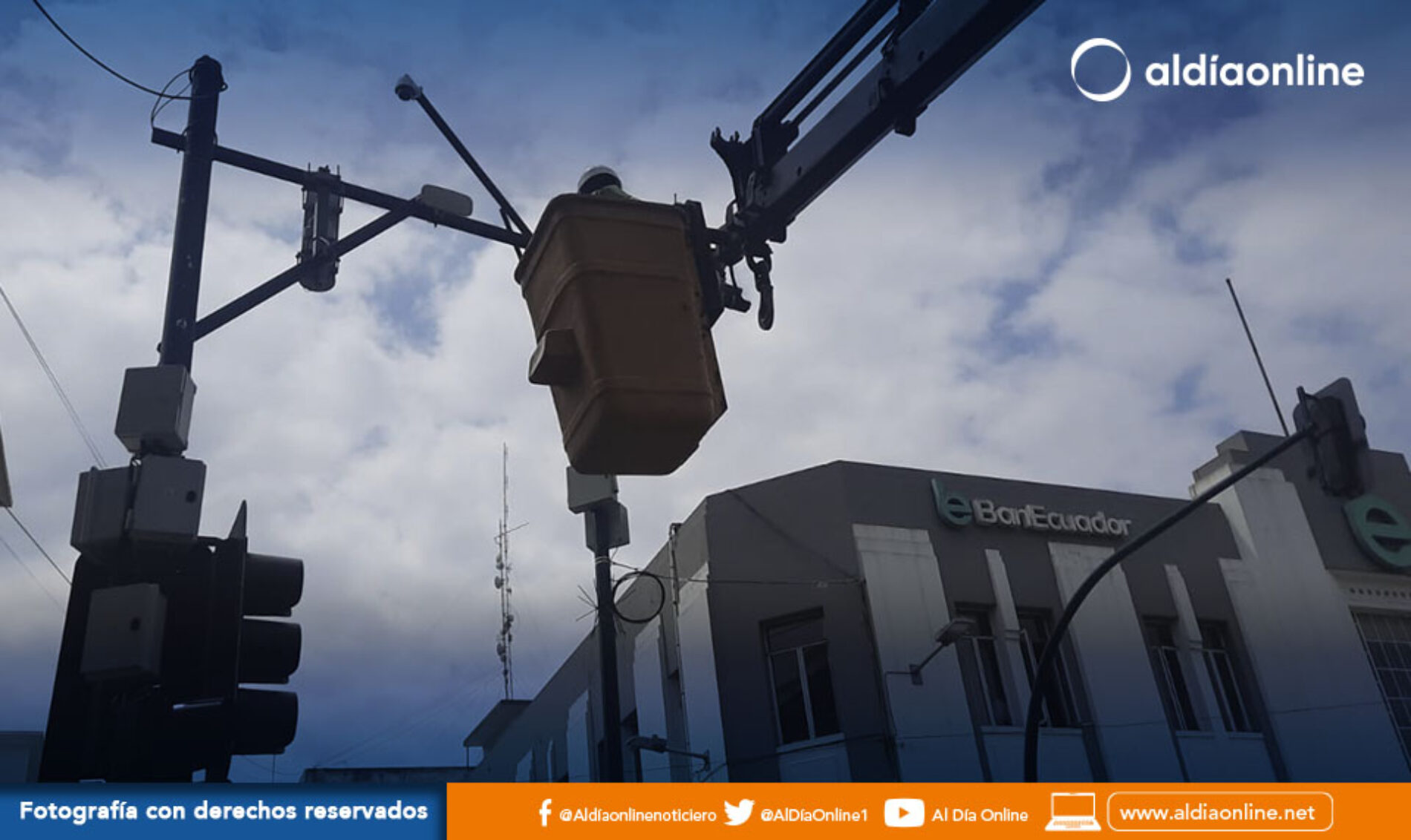 SEMÁFOROS ALEDAÑOS AL MUNICIPIO DE LATACUNGA SERÁN REUBICADOS BAJO ESTUDIOS TÉCNICOS. (VIDEO)