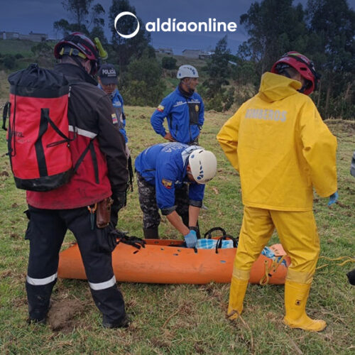 PERSONA FALLECIDA EN EL SECTOR DE PASTOCALLE ES RECUPERADA POR EL CUERPO DE BOMBEROS DE LATACUNGA.