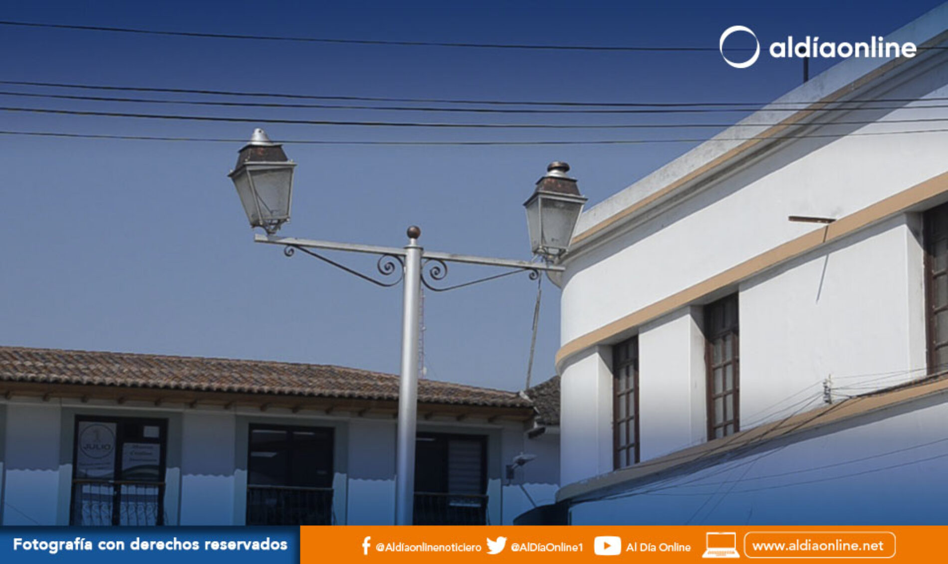 DIRECCIÓN DE OBRAS PÚBLICAS DE LATACUNGA ATENDIÓ INCIDENTE DE POSTE ORNAMENTAL EN SANTO DOMINGO. (VIDEO)