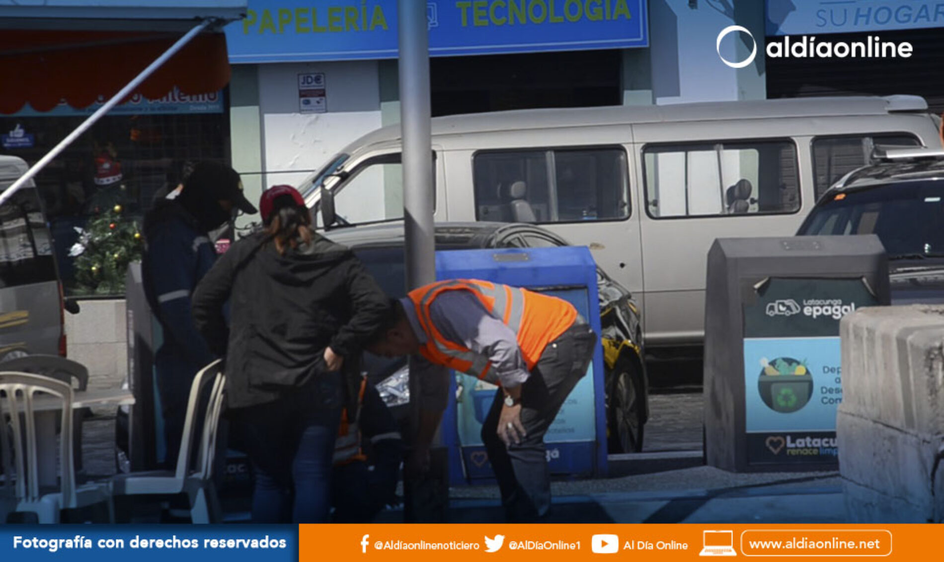 DIRECCIÓN DE OBRAS PÚBLICAS DE LATACUNGA ATENDIÓ INCIDENTE DE POSTE ORNAMENTAL EN SANTO DOMINGO. (VIDEO)