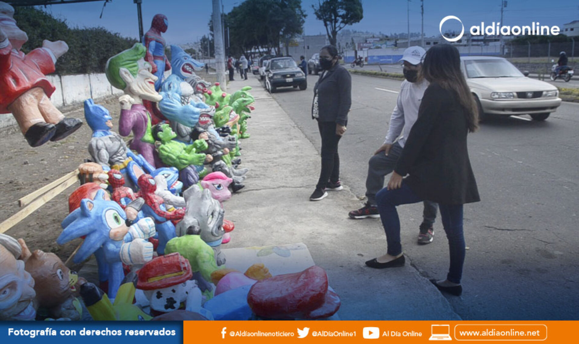 COMERCIANTES DE MONIGOTES VAN UBICÁNDOSE EN LA AV. CRISTÓBAL CEPEDA PARA LA VENTA DE MONIGOTES. (VIDEO)