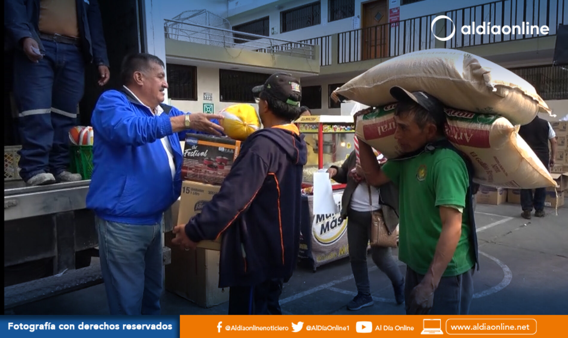 SOCIOS DEL SINDICATO DE CHOFERES PROFESIONALES DE COTOPAXI RECIBEN AGUINALDO NAVIDEÑO (VIDEO)