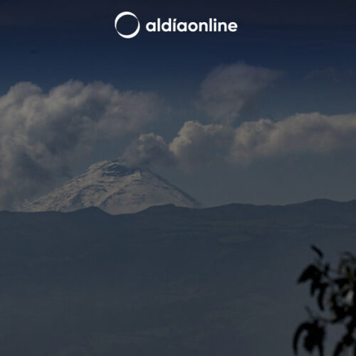 EL VOLCAN COTOPAXI EMITE UNA NUEVA COLUMNA DE GAS Y CENIZA